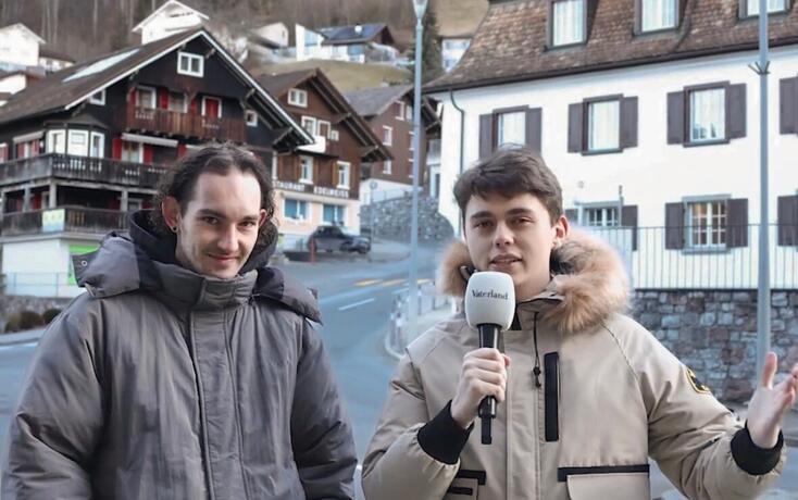 Die Redaktoren Fabrizio Bühler und Laurin Büchel (v.l.) erkundeten  Triesenberg sowie Steg und Malbun.