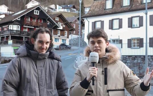Die Redaktoren Fabrizio Bühler und Laurin Büchel (v.l.) erkundeten  Triesenberg sowie Steg und Malbun.