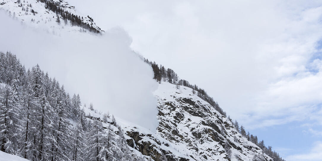 ZERMATT, SCHNEEFALL, SCHNEEMENGE, SCHNEEMENGEN, EINGESCHNEIT, SCHNEELANDSCHAFT,