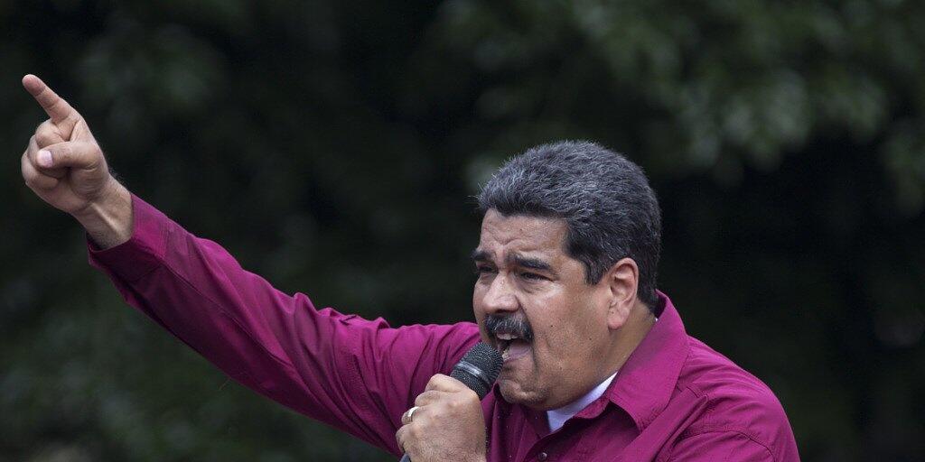 Nicolás Maduro preist sich auf einer Manifestation in Caracas mit neuen Versprechungen als Präsident Venezuelas an.