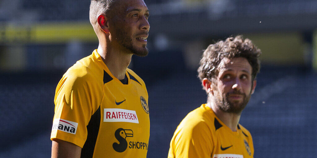 Die YB-Offensivspieler Guillaume Hoarau (links) und Miralem Sulejmani im Juni 2020 nach einem Testspiel Die YB-Offensivspieler Guillaume Hoarau (links) und Miralem Sulejmani im Juni 2020 nach einem Testspiel