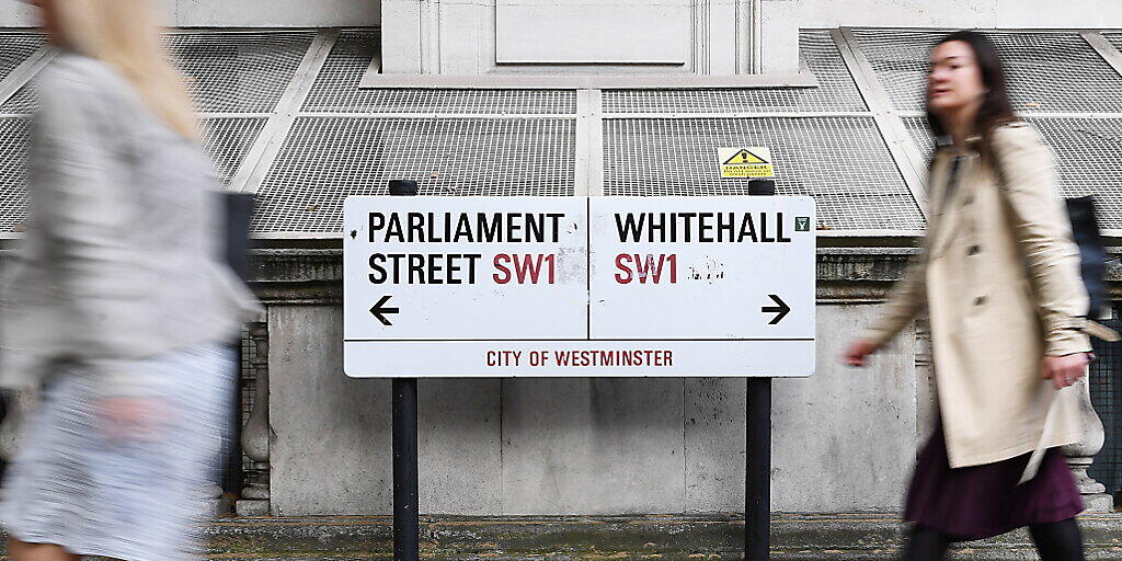Unruhen, Versorgungsengpässe, Lastwagenstaus: Die britische Regierung hat ein Brexit-Szenario veröffentlicht. Passantinnen vor Whitehall in London.