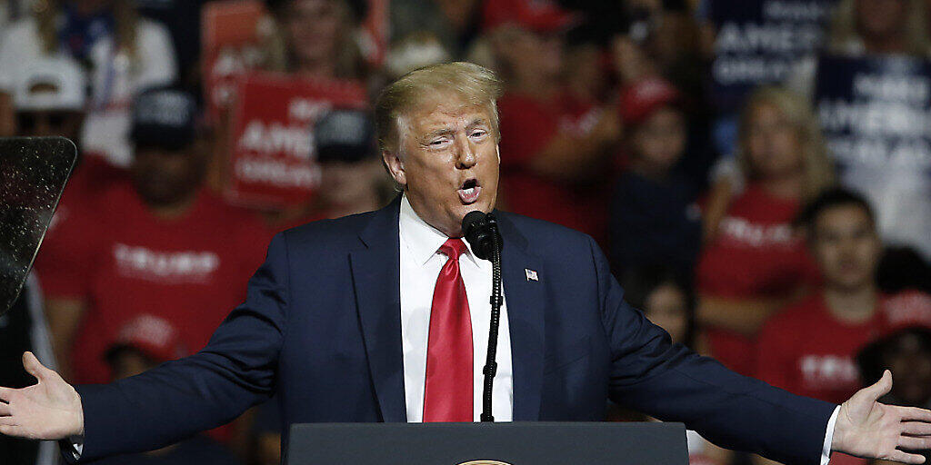 Trotz der rasanten Zunahme an Neuinfektionen in den USA hält Präsident Donald Trump nichts von einer landesweiten Maskenpflicht. Das Virus werde verschwinden, sagte er im US-Fernsehen. (Foto: Sue Ogrocki,/AP/KEYSTONE/SDA) Trotz der rasanten Zunahme an Neuinfektionen in den USA hält Präsident Donald Trump nichts von einer landesweiten Maskenpflicht. Das Virus werde verschwinden, sagte er im US-Fernsehen. (Foto: Sue Ogrocki,/AP/KEYSTONE/SDA)