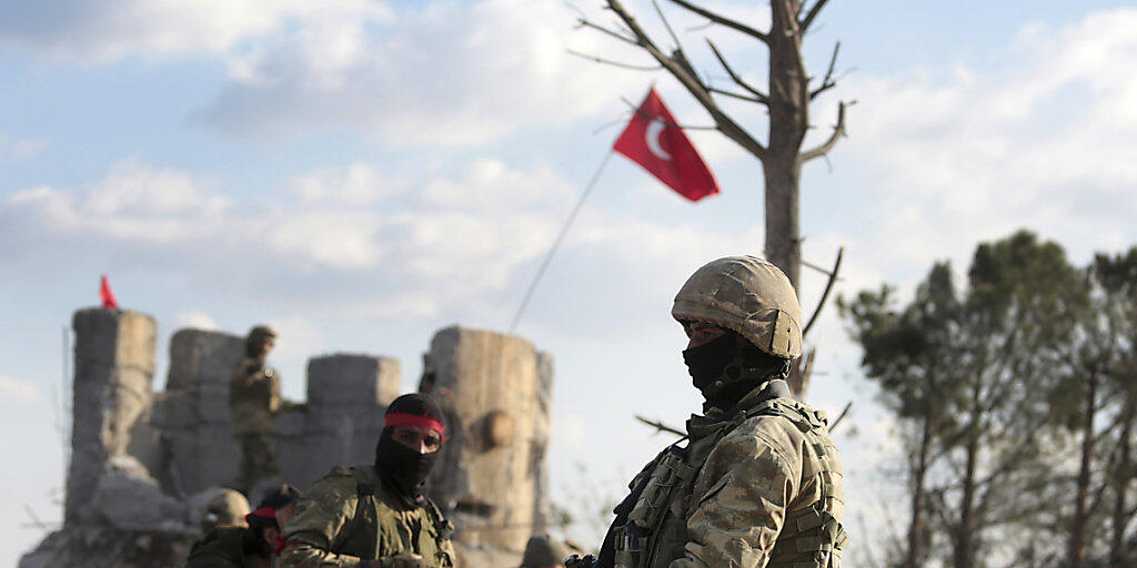 Protürkische syrische Kämpfer und türkische Soldaten in der Kurdenregion Bursayah im Norden Syriens. (Archivbild)