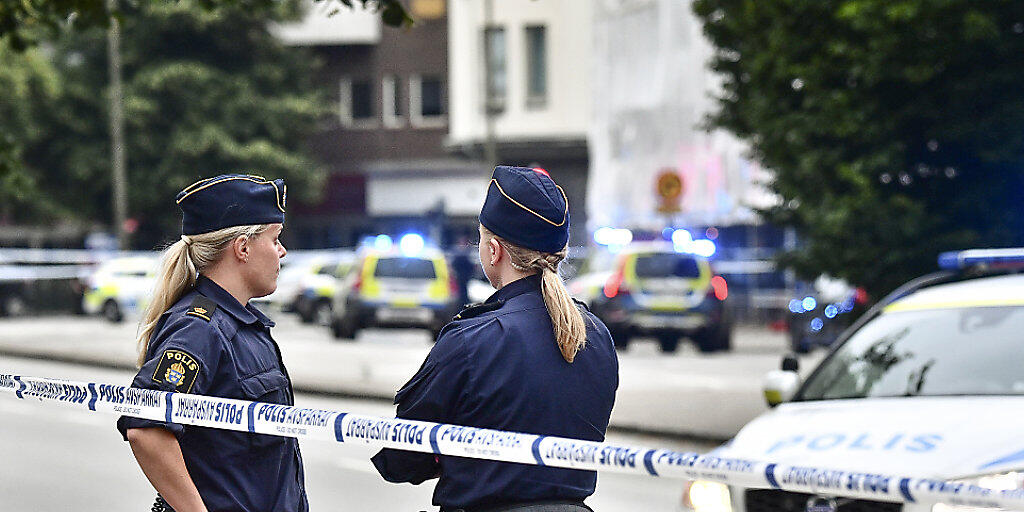 In Schweden haben Jugendliche in mehreren Städten in der Nacht auf Dienstag Sicherheitskräfte angegriffen und Autos angezündet. (Symbolbild)