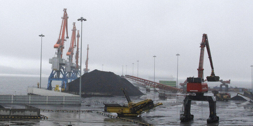 Kohle aus Sibirien vor der Verladung auf ein Schiff mit Destination China in der nordkoreanischen Sonderwirtschaftszone Rason. (Archiv)