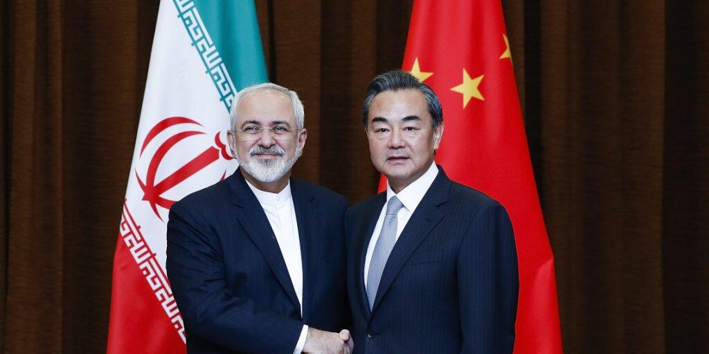 Chinas Aussenminister Wang Yi (rechts) und Irans Aussenminister Javad Zarif (links) hatten vor einiger Zeit bessere Handelsbeziehungen für ihre Länder vereinbart - nun geht eine neue Handelstrasse zwischen den beiden Staaten in Betrieb. (Archivbild)