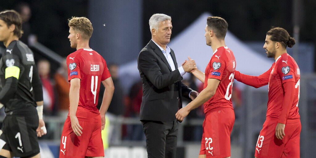 Vladimir Petkovic beglückwünscht seine Spieler zur Leistung gegen Gibraltar