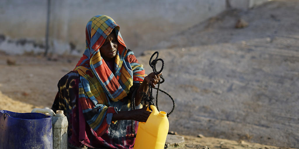 Eine Frau holt Wasser aus einem tiefen Brunnen. In Somalia treibt eine schwere Dürre Menschen in die Flucht - und hat bereits mehrere Todesopfer gefordert. (Archiv)
