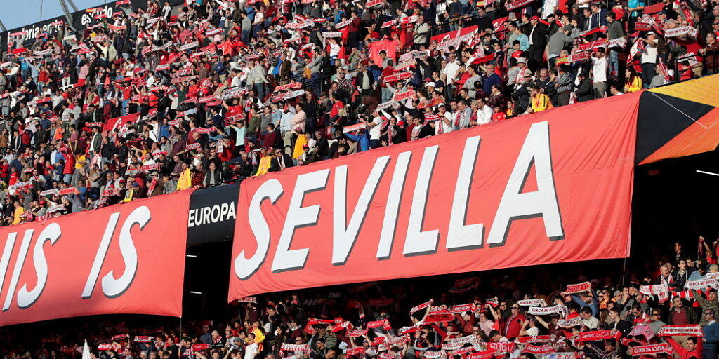 Die Sevilla-Fans freut's: Ihr Team qualifiziert sich als erstes für die Achtelfinals