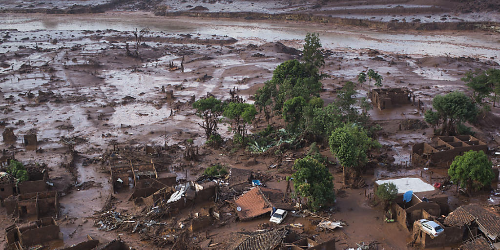 Ein zerstörtes Dorf nach dem Dammbruch in Brasilien. Das Land verklagt nun die verantwortlichen Minenbetreiber. (Archiv) Ein zerstörtes Dorf nach dem Dammbruch in Brasilien. Das Land verklagt nun die verantwortlichen Minenbetreiber. (Archiv)