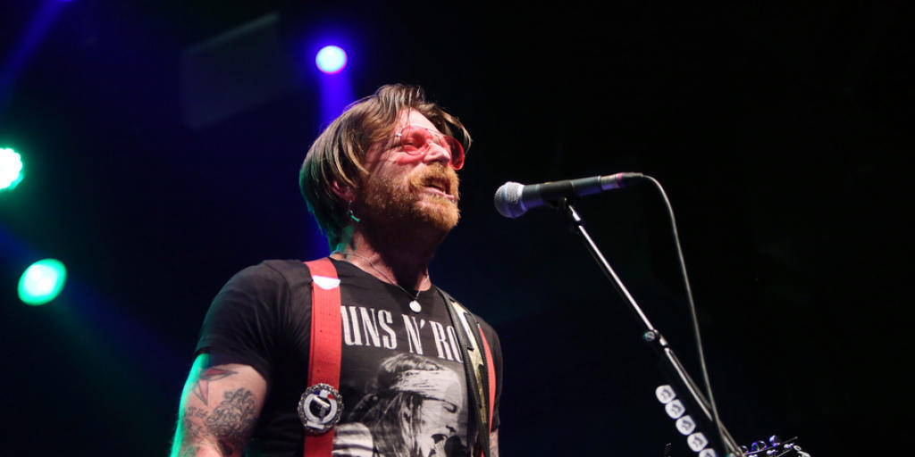 Da war die Hand noch einigermassen in Ordnung: Frontmann und Gitarrist Jesse "The Devil" Huges der Eagles of Death Metal bei seinem Auftritt in Zürich