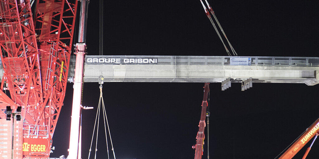 Ein riesiger Kran stand in der Nacht auf Dienstag im Waadtland im Einsatz. In Bursins ersetzten 60 Bauarbeiter eine alte Autobahnbrücke über die A1 zwischen Lausanne und Genf.