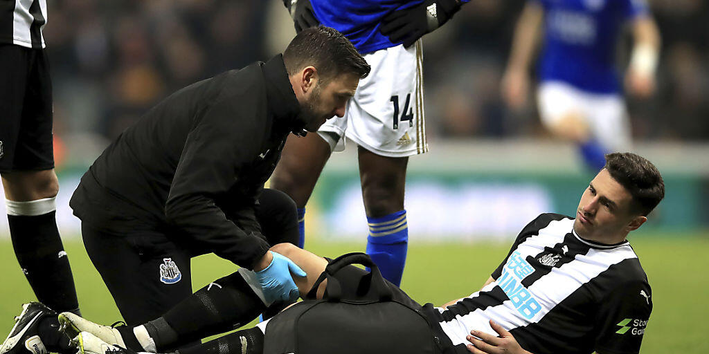 Fabian Schär droht die nächste Verletzungspause: Mit Newcastle verletzt sich der Schweizer im ersten Spiel von Beginn weg wieder an der Schulter