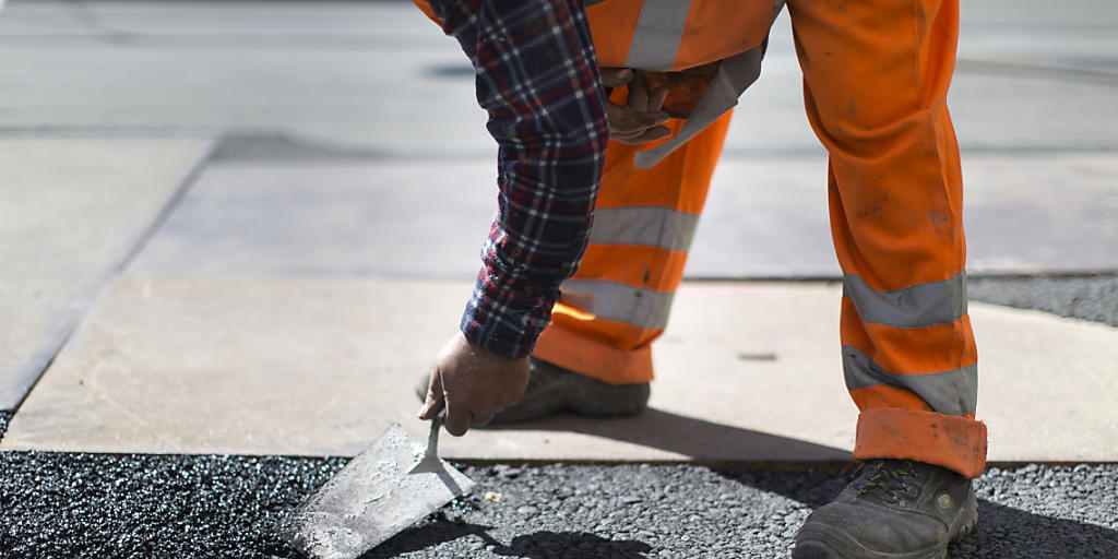 Bauarbeiter bei der Arbeit auf der Zürcher Bahnhofstrasse: Der Schweizerische Gewerkschaftsbund will, dass er nächstes Jahr 1,5 Prozent mehr verdient. Bauarbeiter bei der Arbeit auf der Zürcher Bahnhofstrasse: Der Schweizerische Gewerkschaftsbund will, dass er nächstes Jahr 1,5 Prozent mehr verdient.