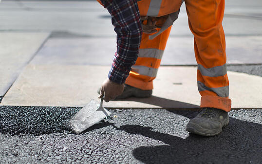 Bauarbeiter bei der Arbeit auf der Zürcher Bahnhofstrasse: Der Schweizerische Gewerkschaftsbund will, dass er nächstes Jahr 1,5 Prozent mehr verdient.