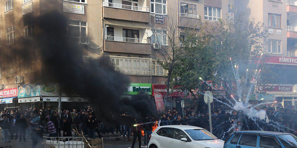 Im Viertel Sur der Kurdenmetropole Diyarbakir liefern sich Jugendliche gewalttätige Auseinandersetzungen mit der Polizei.