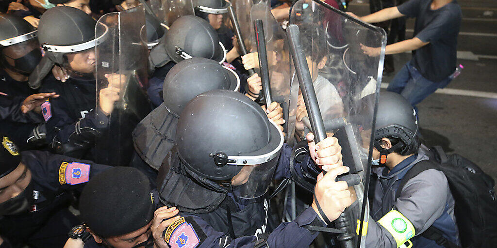 Pro-demokratische Demonstranten stoßen während eines Protests mit Polizisten zusammen. Foto: Rapeephat Sitichailapa/AP/dpa Pro-demokratische Demonstranten stoßen während eines Protests mit Polizisten zusammen. Foto: Rapeephat Sitichailapa/AP/dpa