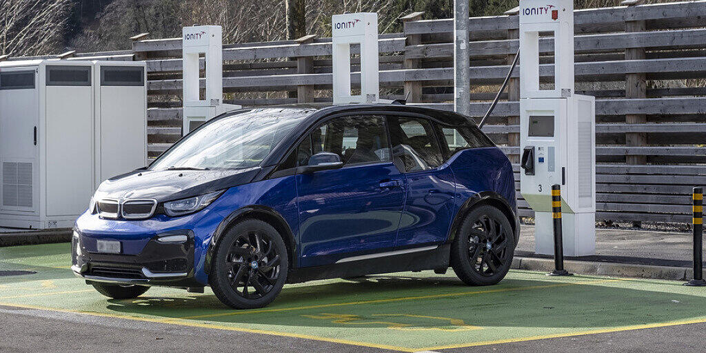 Ein Elektroauto wird an einer Elektroladestation aufgeladen. (Symbolbild)