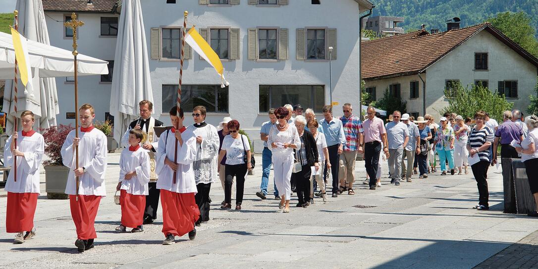 Bittprozessionen sind noch vereinzelt an Christi Himmelfahrt üblich, wenn das Wetter es zulässt, und sie erfreuen sich dann auch nach wie vor eines guten Zuspruchs.
