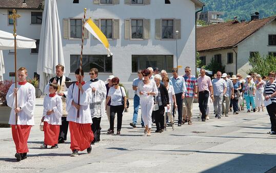 Bittprozessionen sind noch vereinzelt an Christi Himmelfahrt üblich, wenn das Wetter es zulässt, und sie erfreuen sich dann auch nach wie vor eines guten Zuspruchs.