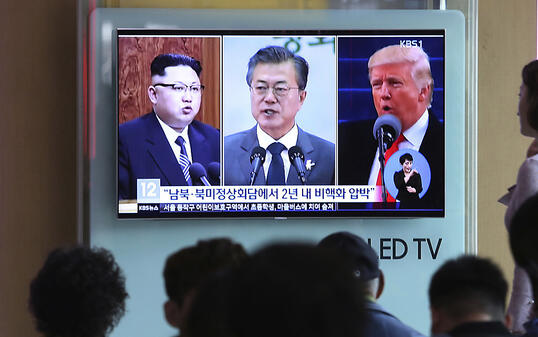 Der südkoreanische Präsident Moon Jae In trifft sich mit US-Präsident Donald Trump um das geplante Gipfeltreffen Trumps mit Nordkoreas Kim Jong Un vorzubereiten. Doch ob das für den 12.Juni geplante Treffen tatsächlich stattfindet,  ist immer noch ungewiss. (Foto: Ahn Young-joon/AP)