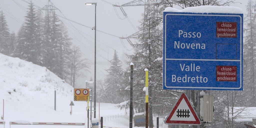 Die zum Bedrettotal und zum Nufenenpass führende Strasse in Airolo ist am Donnerstag wegen zu viel Schnee gesperrt.