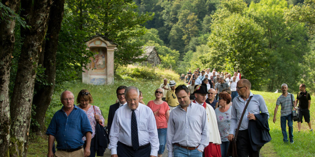Gute Beziehungen sind wichtig: Bundespräsident Johann Schneider-Ammann (vorne, mit Krawatte) auf einem Spaziergang mit Einheimischen in Lòdano im Maggiatal.