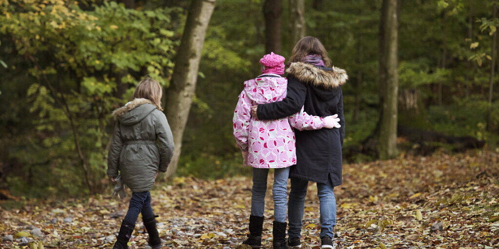 Kinderarmut ist auf den ersten Blick nicht sichtbar, hat aber schwerwiegende Folgen: Kinder müssen auf Hobbys und Freizeitaktivitäten verzichten, werden häufig sozial ausgegrenzt und haben schlechtere Bildungschancen. (Archivbild).