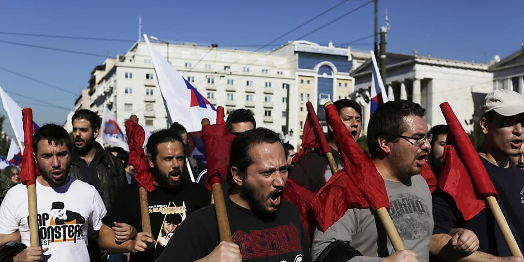 Mitglieder der Kommunisten-nahen Gewerkschaft PAME marschieren durch Athen.
