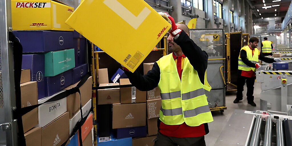Die Deutsche Post hat während der Coronakrise im Bereich E-Commerce stark zugelegt - im Bild ein Verteilzentrum der Deutsche Post DHL in Bochum. (Archiv)