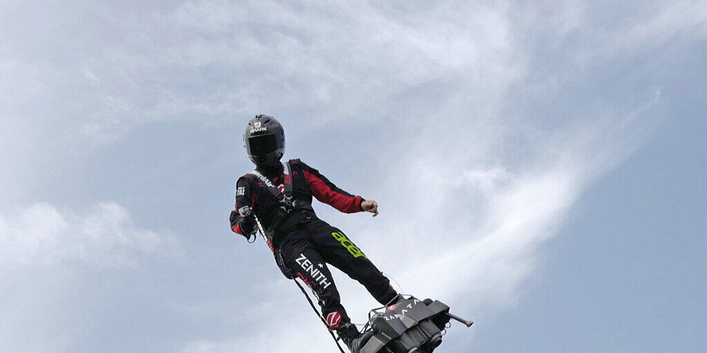 Der Extremsportler Franky Zapata bei einem Probeflug mit seinem Flyboard in der Nähe von Calais. (Archivbild)