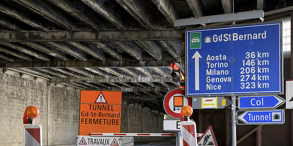 Nach einer dreimonatigen Sperrung wird der Tunnel am Grossen St. Bernhard an Heiligabend wieder für den Verkehr freigegeben und bleibt bis am 1. Januar kostenlos.