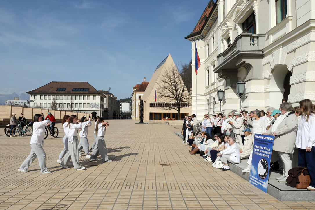 Friedensaktion vor dem Regierungsgeb&auml;ude