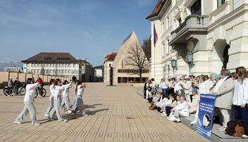 Friedensaktion vor dem Regierungsgeb&auml;ude