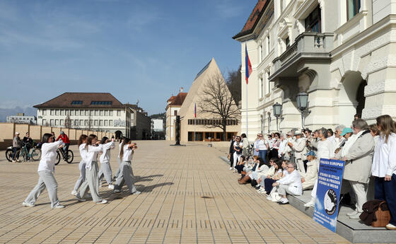 Friedensaktion vor dem Regierungsgeb&auml;ude