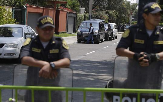 Die peruanische Polizei bewacht den Zugang zum Haus von Ex-Staatschef Pedro Pablo Kuczynski in der Hauptstadt Lima.
