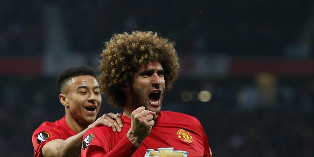 Manchester Uniteds Marouane Fellaini (vorne) und Jesse Lingard feiern den Führungstreffer im Old Trafford Manchester Uniteds Marouane Fellaini (vorne) und Jesse Lingard feiern den Führungstreffer im Old Trafford