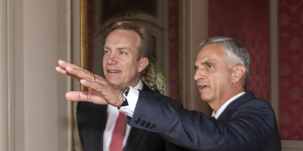 Norwegens Aussenminister Børge Brende (l.) traf in Neuenburg seinen Schweizer Amtskollegen Didier Burkhalter (r.). Auch mit den Bundesräten Schneider-Ammann und Leuthard führte Brende Gespräche.
