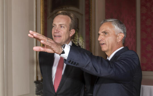 Norwegens Aussenminister Børge Brende (l.) traf in Neuenburg seinen Schweizer Amtskollegen Didier Burkhalter (r.). Auch mit den Bundesräten Schneider-Ammann und Leuthard führte Brende Gespräche.