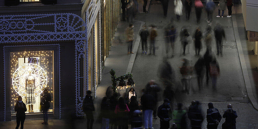 Menschen gehen entlang der zentralen Via Dei Condotti in der Innenstadt von Rom. Foto: Gregorio Borgia/AP/dpa Menschen gehen entlang der zentralen Via Dei Condotti in der Innenstadt von Rom. Foto: Gregorio Borgia/AP/dpa