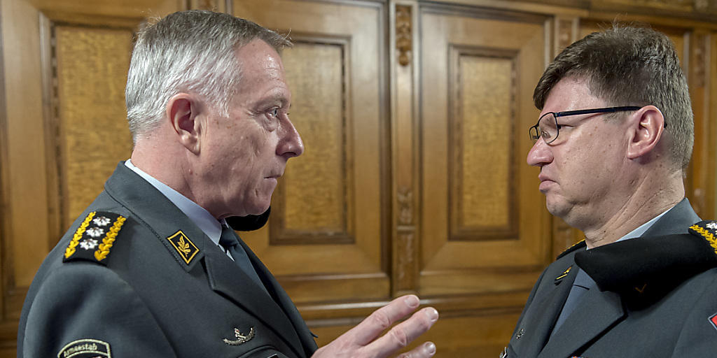 Armeechef André Blattmann (links) nimmt seinen Luftwaffenchef Aldo Schellenberg (rechts) in Schutz. (Archivbild)