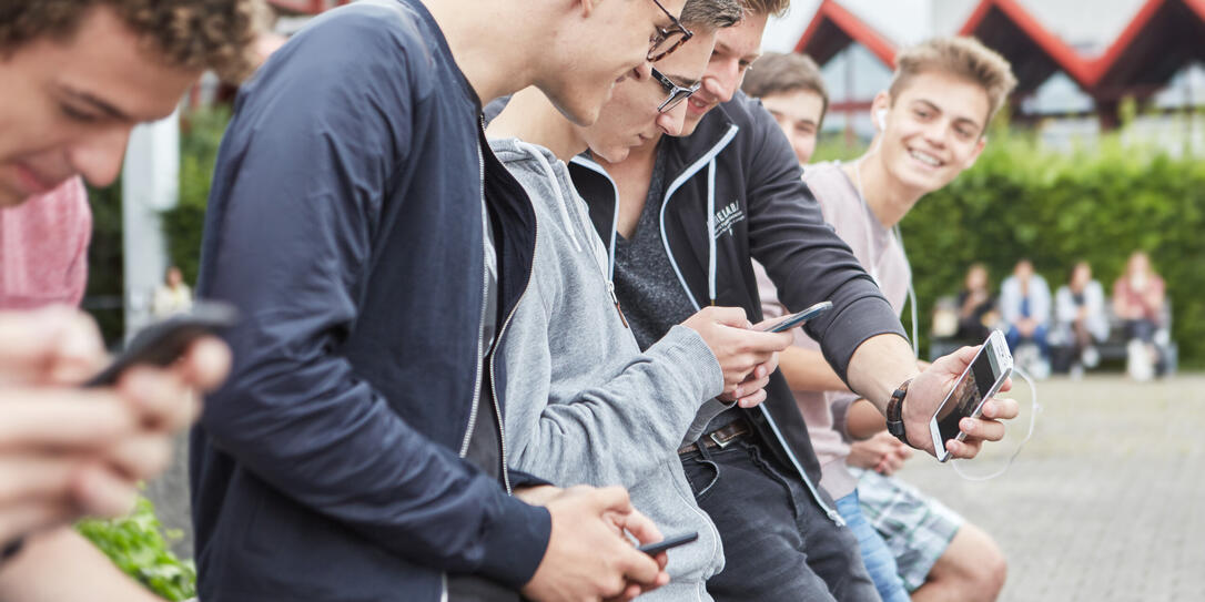 MOBILTELEFON, HANDY, SMARTPHONE, TELEFON, GYMNASIASTEN, GYMISCHUELER, PAUSENHOF, SCHULHOF, KANTONSSCHULE, GYMNASIUM, SOCIAL MEDIA, SOZIALE MEDIEN,