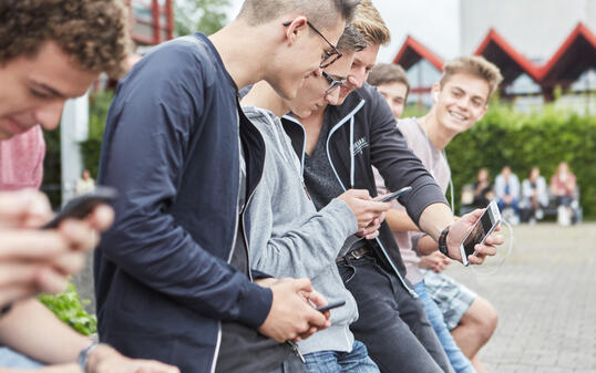 MOBILTELEFON, HANDY, SMARTPHONE, TELEFON, GYMNASIASTEN, GYMISCHUELER, PAUSENHOF, SCHULHOF, KANTONSSCHULE, GYMNASIUM,  SOCIAL MEDIA, SOZIALE MEDIEN,