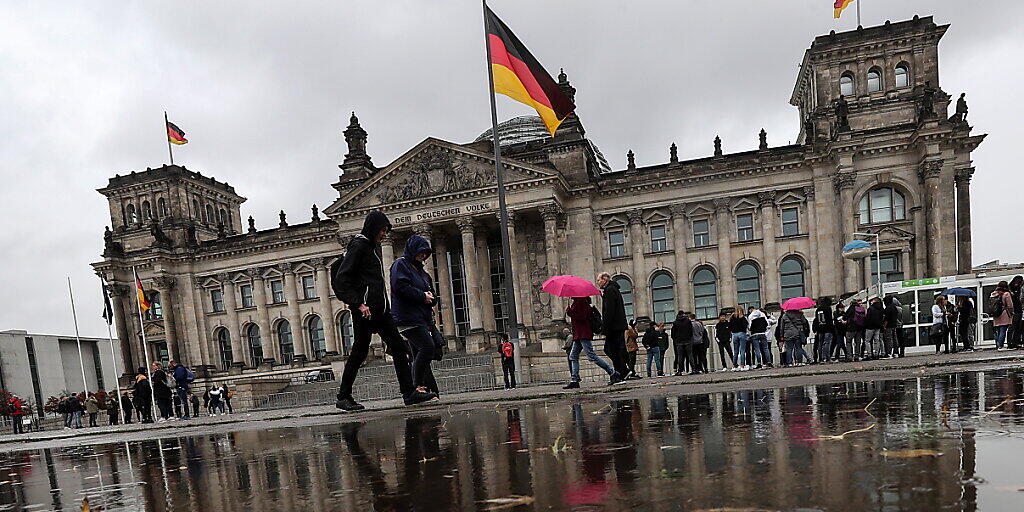 Die Unionsparteien von CDU und CSU sinken laut einer regelmässigen Umfrage in der deutschen Wählergunst leicht. (Archivbild Reichstag Berlin)