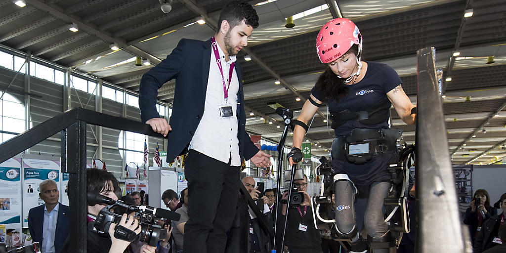 Das von Silke Pan getragene Exoskelett fand an der Genfer Erfinder-Messe viel Aufmerksamkeit.