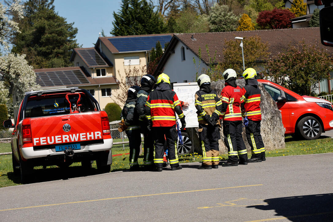 Schluss&uuml;bung beim Kurs f&uuml;r neue Feuerwehrleute beim "Restaurant L&ouml;wen&raquo; in Gamprin-Bendern.