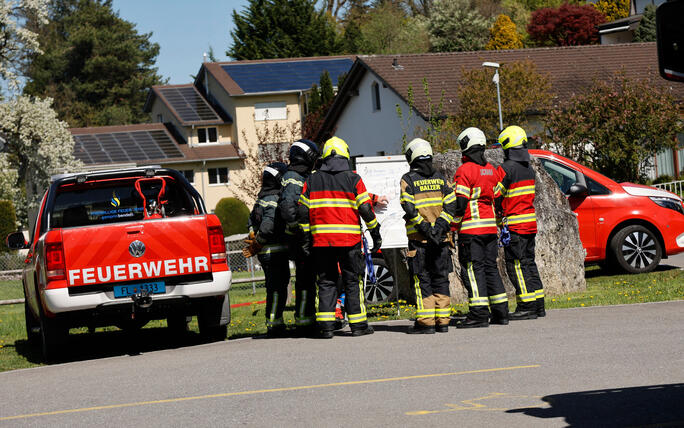 Schluss&uuml;bung beim Kurs f&uuml;r neue Feuerwehrleute beim "Restaurant L&ouml;wen&raquo; in Gamprin-Bendern.