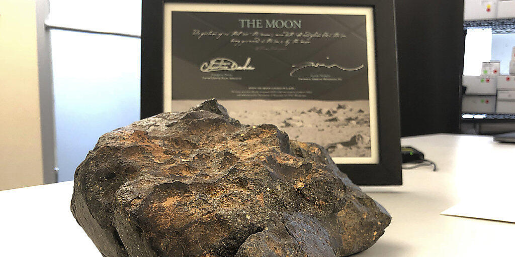 Für den fast 5,5 Kilogramm schweren Mondmeteoriten namens "Mondpuzzle" hat nach Angaben des Auktionshauses RR Auction ein Käufer mehr als 600'000 US-Dollar geboten.