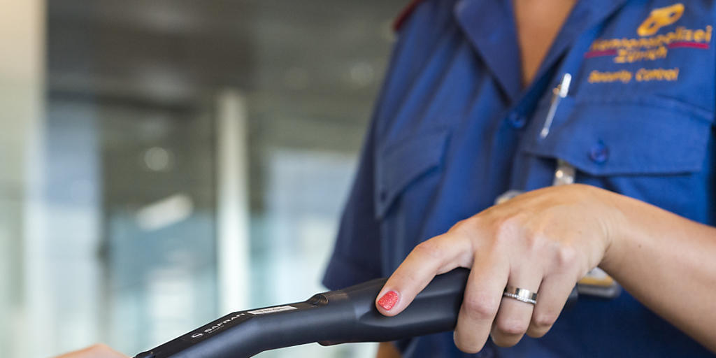 Auf der Suche nach Sprengstoff-Spuren: Mit einem Prüfstab werden ab dem 1. September Hände und Taillen-Bereich der Passagiere kontrolliert.
